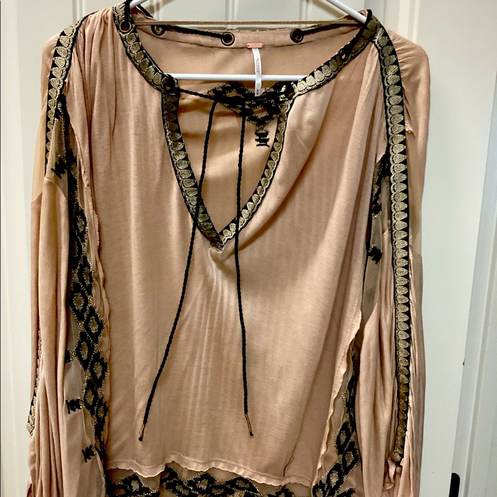 Free people top beautiful details.